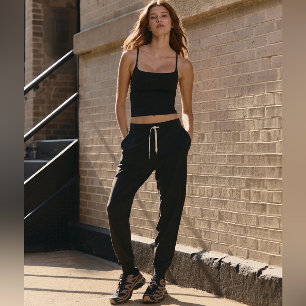 Vuori Joggers size Small